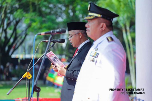 KETUA DPRD ASAHAN MEMBACAKAN TEKS PROKLAMASI DALAM UPACARA DETIK-DETIK PROKLAMASI HUT KE-80 KEMERDEKAAN RI